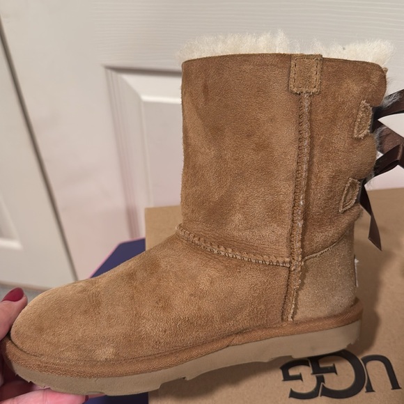 Girls Bailey Bow Uggs - Picture 3 of 7